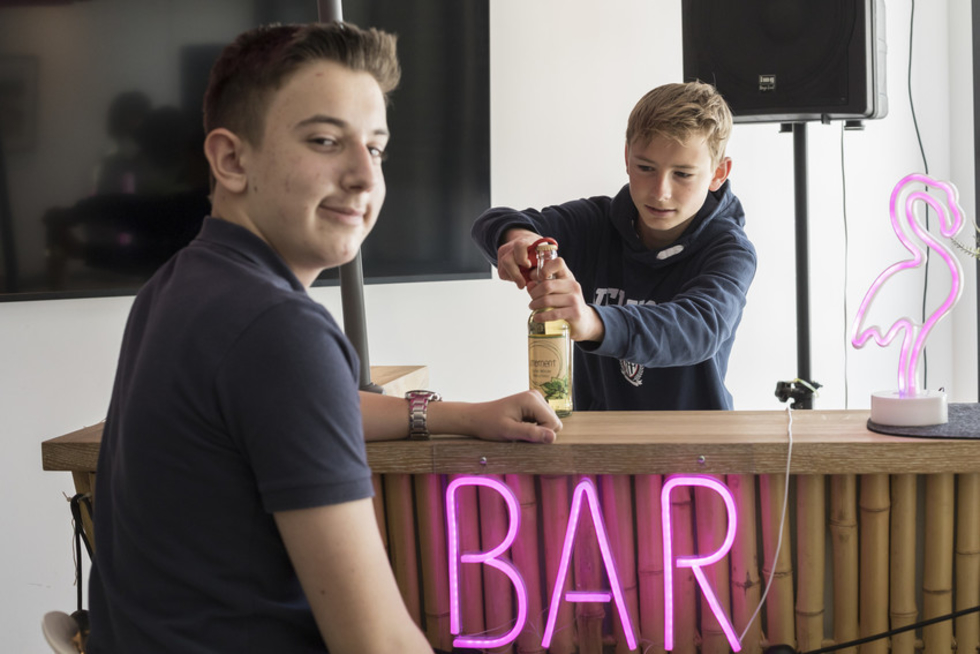 Zwei Jungen an einer Bar