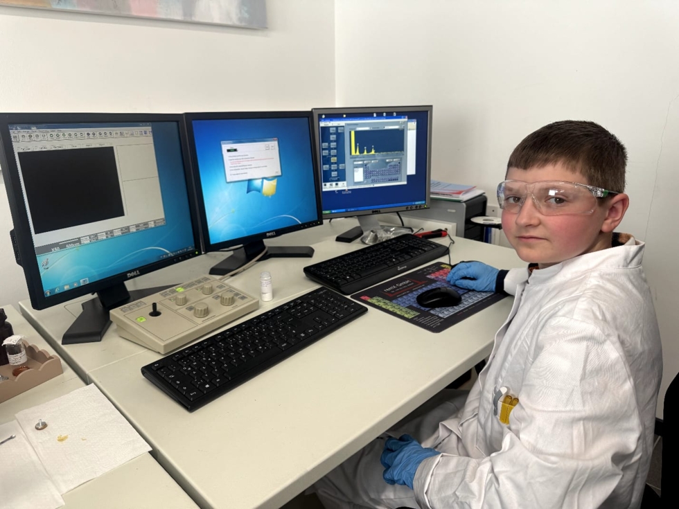 Junge mit Schuutzbrille vor Computer