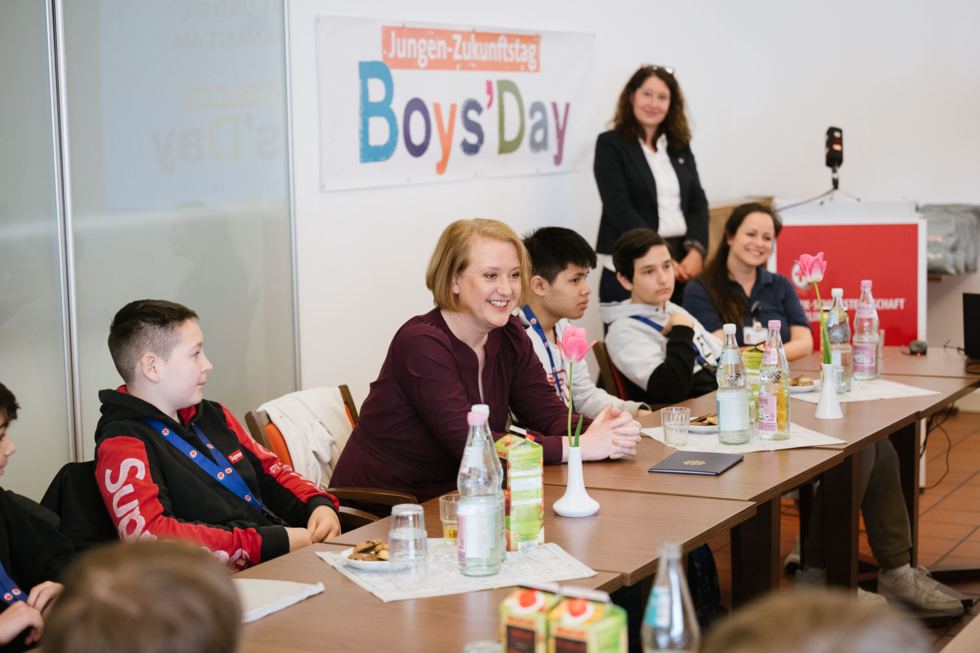 Bundesjugendministerin Lisa Paus mit Boys'Day-Teilnehmern im Gruppenraum