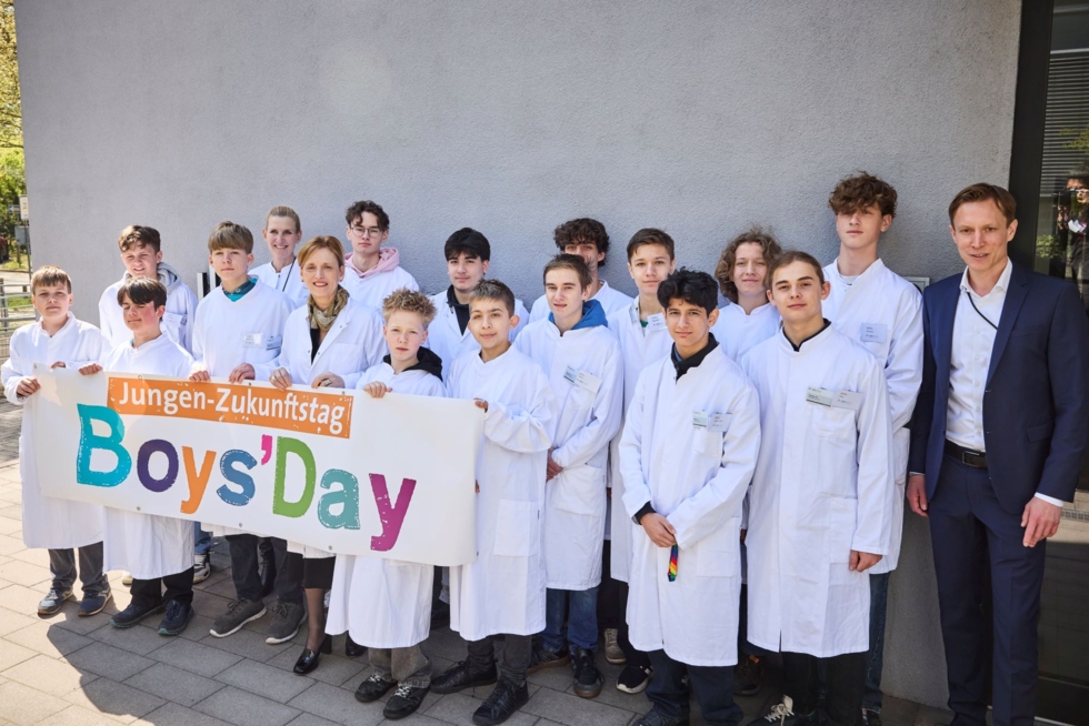 Gruppenbild vom Boys'Day 2026 mit Bundesjugendministerin Karin Prien