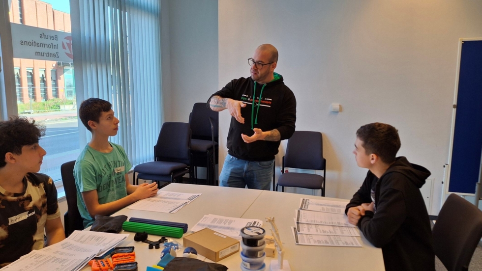 Boys'Day-Teilnehmer am Konferenztisch mit Ergotherapeuten