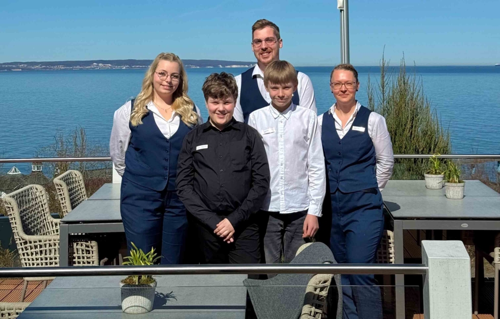 Boys'Day-Teilnehmer mit Hotelteam vor See