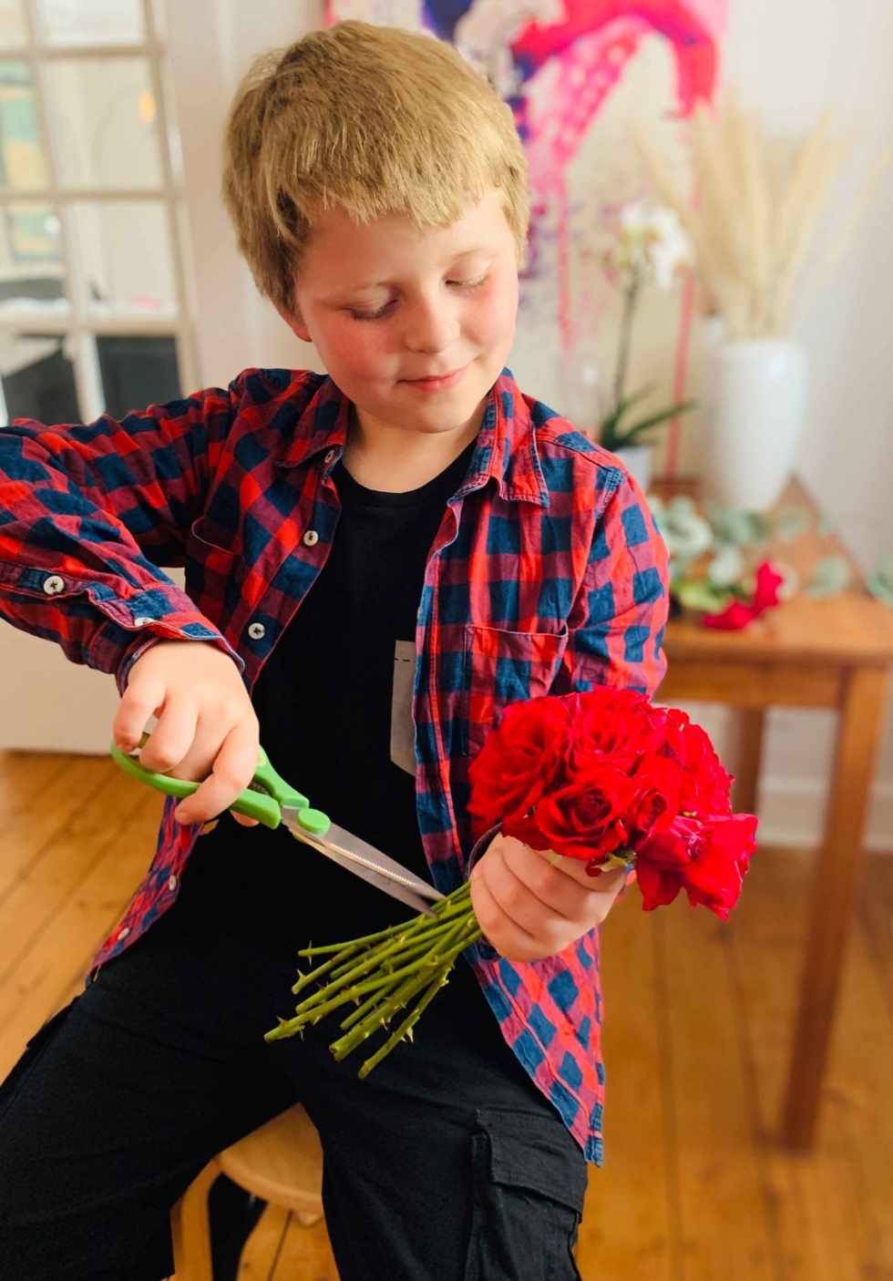 Junge schneidet Blumen
