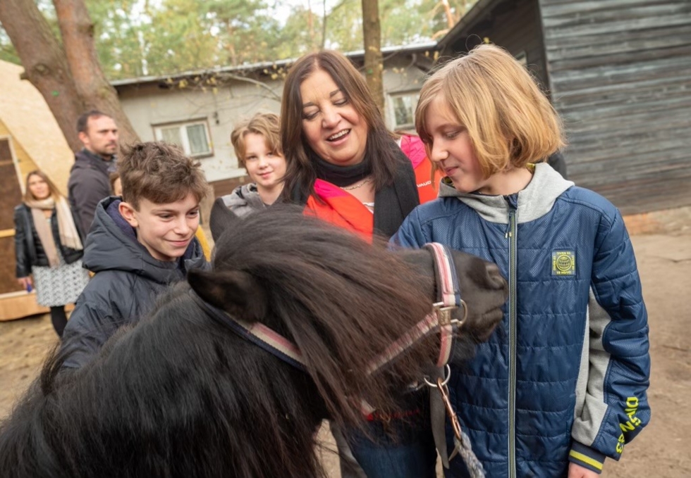 Staatssekretärin Ekin Deligöz mit Boys'Day-Teilnehmern und Kita-Pony