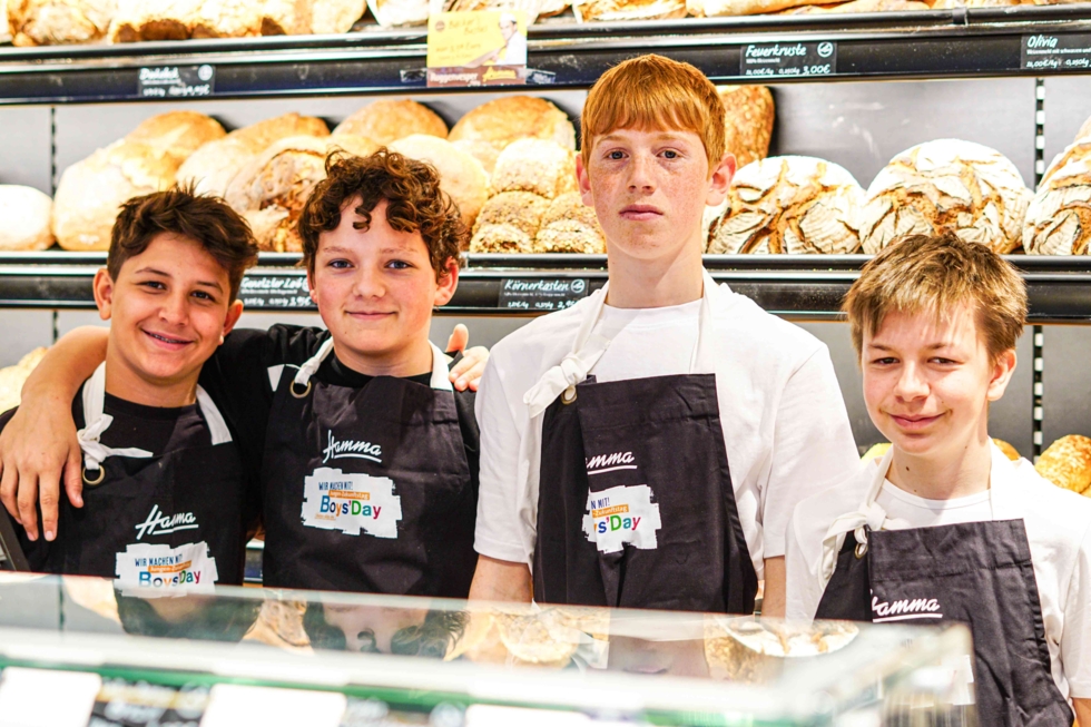 Boys'Day-Teilnehmer hinter der Bäckereitheke