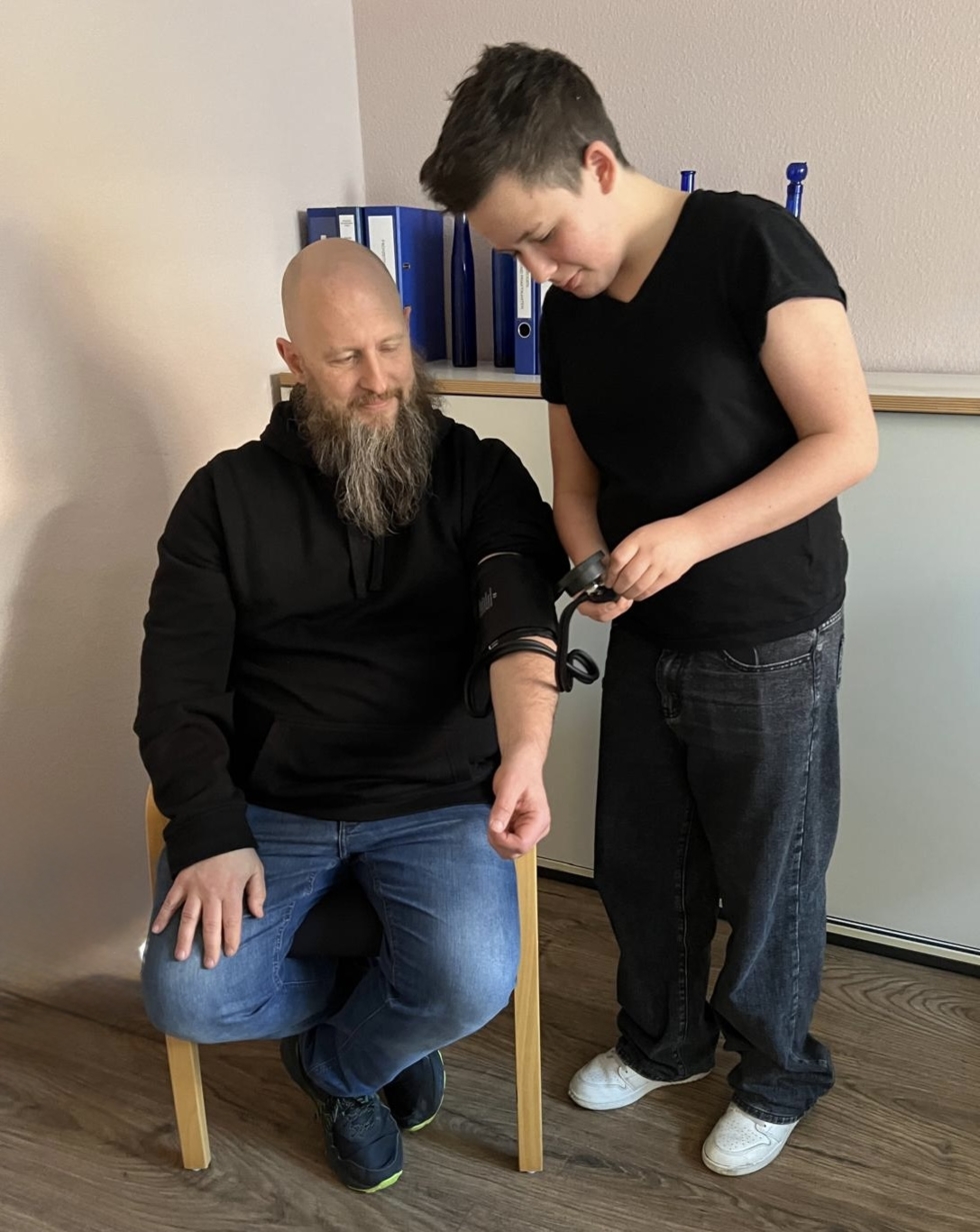 Junge misst Blutdruck