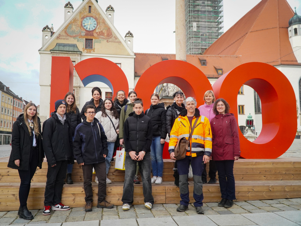 Gruppenbild mit Boys'Day-Teilnehmern und Personal der Stadt