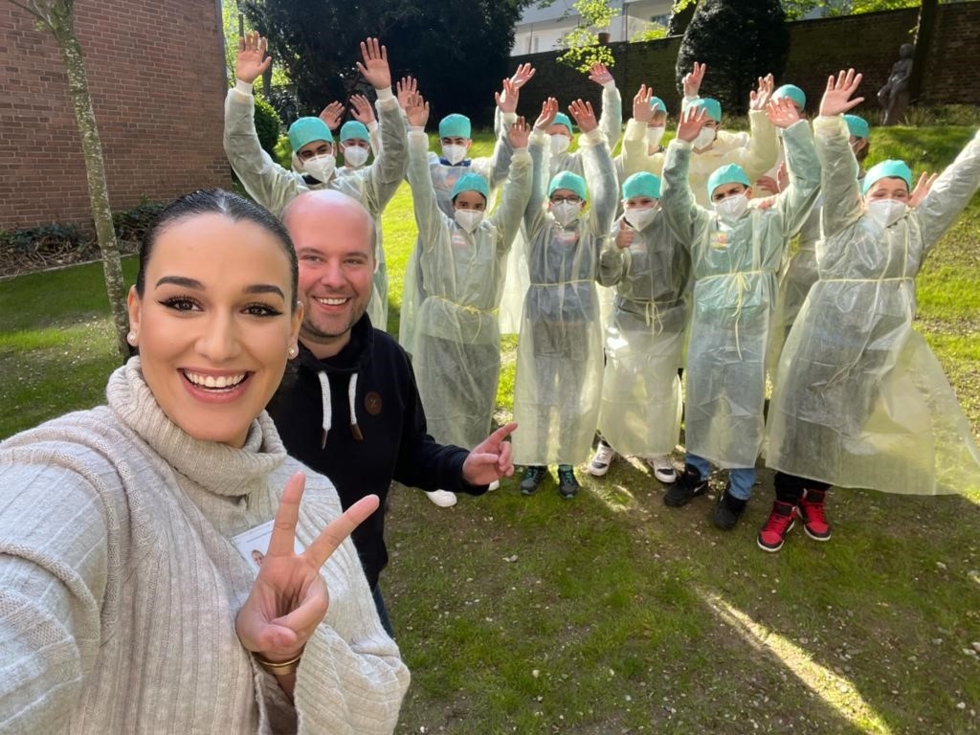 Gruppenbild mit Boys'Day-Teilnehmern in Kitteln und Mitarbeiter/innen des Hospitals