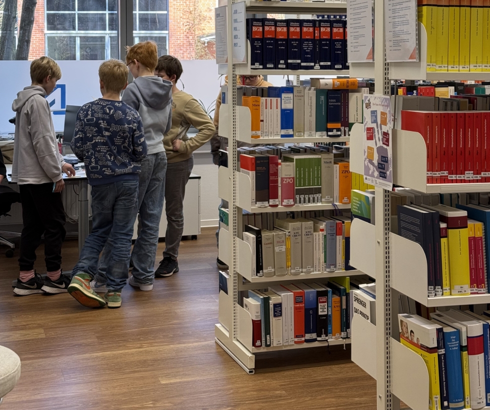 Boys'Day-Teilnehmer in einer Bibliothek
